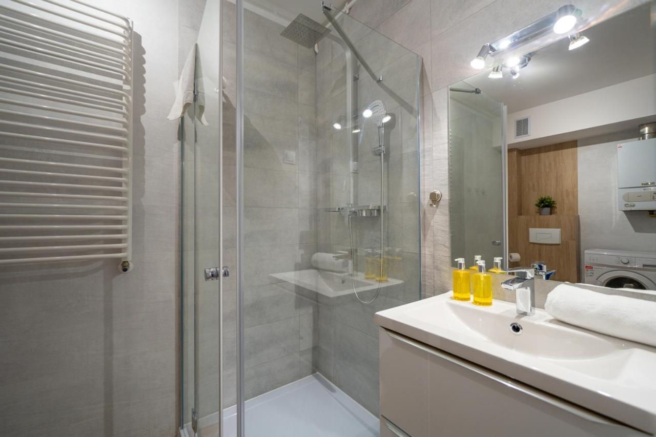 Rentplanet - Apartamenty Pstrowskiego ชกลาร์สกา ปอเรมบา ภายนอก รูปภาพ
